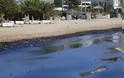 Σαρωνικός: Σε ποιες παραλίες απαγορεύεται το κολύμπι λόγω της πετρελαιοκηλίδας