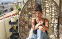 Χριστίνα Μπόμπα: Χαλαρώνει στο μπαλκόνι του σπιτιού της... - Φωτογραφία 2