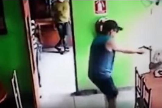 Βίντεο σοκ: Δείτε την εν ψυχρώ εκτέλεση μέσα σε καφετέρια από πληρωμένο δολοφόνο - Φωτογραφία 1