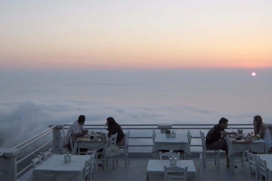 Το εστιατόριο στην Ελλάδα όπου τρως πάνω από τα σύννεφα (pics) - Φωτογραφία 1