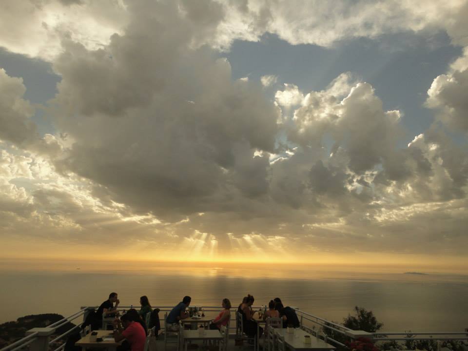 Το εστιατόριο στην Ελλάδα όπου τρως πάνω από τα σύννεφα (pics) - Φωτογραφία 2