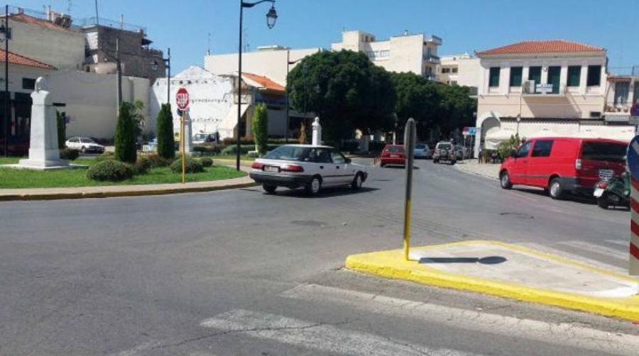 Καλαμάτα: Ταξί παρέσυρε και σήκωσε στον αέρα δημοτικό αστυνομικό! - Φωτογραφία 1
