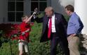 Ένας 11χρονος κούρεψε εθελοντικά το γκαζόν στον Λευκό Οίκο [video]