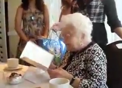 Αυτή η γιαγιά είναι η πιο ευτυχισμένη του κόσμου! [video] - Φωτογραφία 1