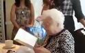 Αυτή η γιαγιά είναι η πιο ευτυχισμένη του κόσμου! [video]