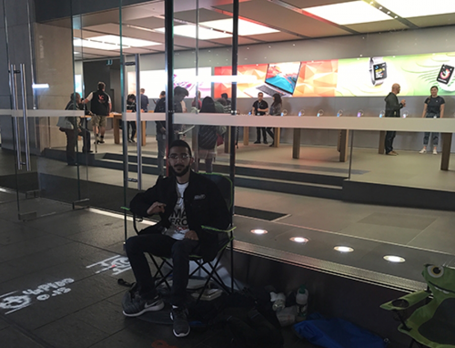 Κατασκήνωσε έξω από κατάστημα της Apple... δέκα μέρες πριν έρθει το νέο iPhone - Φωτογραφία 1