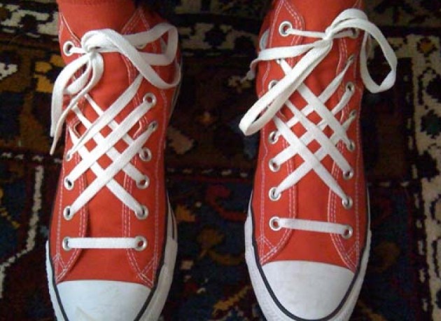 Λύθηκε το μυστήριο: Γιατί ξεδένονται τα κορδόνια των παπουτσιών; - Φωτογραφία 1