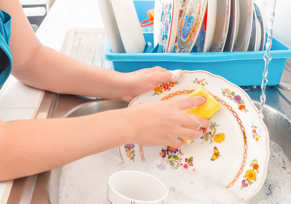 Το πλύσιμο πιάτων στο χέρι διώχνει τις παιδικές αλλεργίες! - Φωτογραφία 1