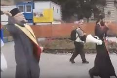 Σερβία: Παπάς «ράντισε» με αγιασμό τους δρόμους που πέρασε το Gay Pride!
