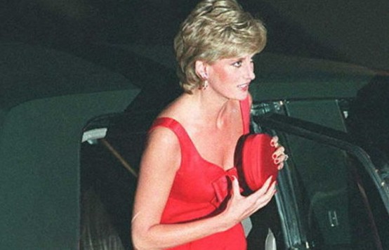 Ο λόγος που η πριγκίπισσα Diana κρατούσε πάντα τα τσαντάκια της κολλητά στο στήθος της - Φωτογραφία 1
