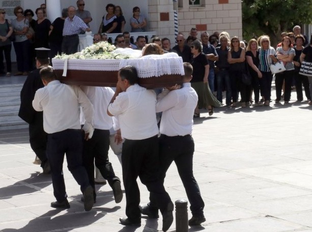 Σπαραγμός στην κηδεία της 33χρονης μητέρας [photos] - Φωτογραφία 1