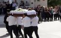 Σπαραγμός στην κηδεία της 33χρονης μητέρας [photos]