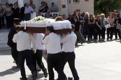 Σπαραγμός στην κηδεία της 33χρονης μητέρας [photos]