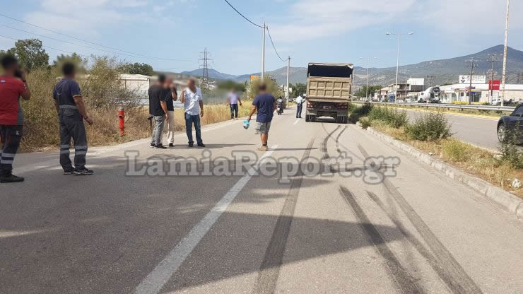Λαμία: Φορτηγό παρέσυρε οδηγό του ΚΤΕΛ [photos] - Φωτογραφία 2