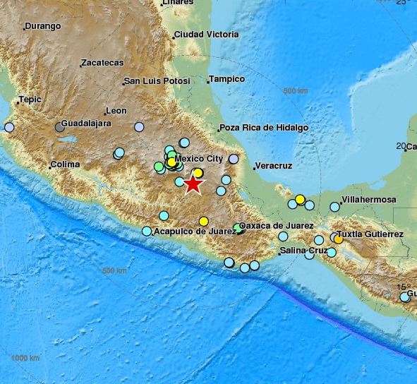Ισχυρός σεισμός στο Μεξικό – Βγήκαν στους δρόμους οι πολίτες [photos] - Φωτογραφία 2