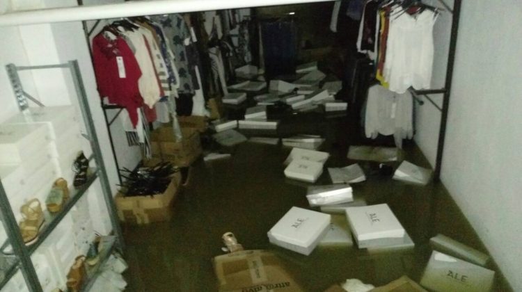 Καταστροφή -  Έσπασε αγωγός- Πλημμύρισαν καταστήματα στα Τρίκαλα [photos] - Φωτογραφία 1