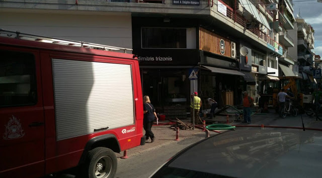 Καταστροφή -  Έσπασε αγωγός- Πλημμύρισαν καταστήματα στα Τρίκαλα [photos] - Φωτογραφία 3