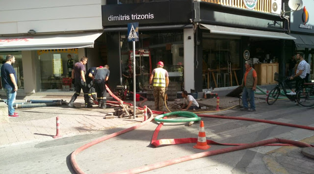 Καταστροφή -  Έσπασε αγωγός- Πλημμύρισαν καταστήματα στα Τρίκαλα [photos] - Φωτογραφία 5