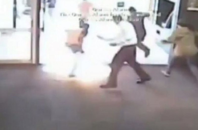 Βίντεο - σοκ: Πελάτης ρίχνει βενζίνη και βάζει φωτιά σε τράπεζα επειδή περίμενε στην ουρά! - Φωτογραφία 2