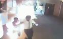 Βίντεο - σοκ: Πελάτης ρίχνει βενζίνη και βάζει φωτιά σε τράπεζα επειδή περίμενε στην ουρά! - Φωτογραφία 1