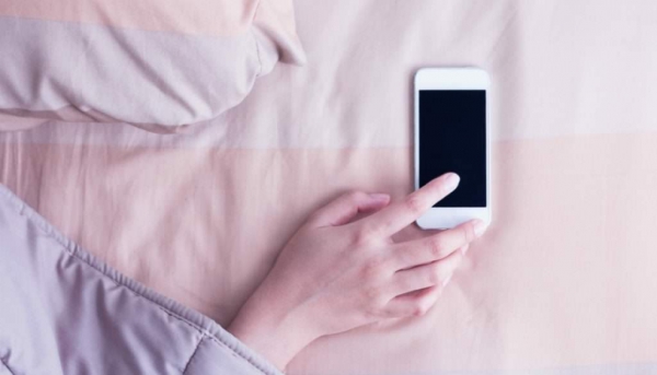 Για ποιο λόγο δεν πρέπει να ασχολούμαστε με το κινητό πριν τον ύπνο - Φωτογραφία 1