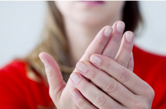 Κρύα χέρια: Οι πιθανές σοβαρές αιτίες και πότε πρέπει να πάτε στο γιατρό - Φωτογραφία 1