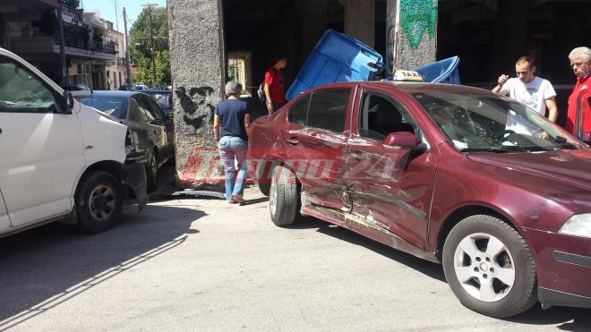 Σφοδρή σύγκρουση οχημάτων στην Κορίνθου - Ταξί πετάχτηκε στον αέρα μετά από το τροχαίο και συνέθλιψε σιδερένιο κάδο - Φωτογραφία 3