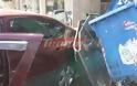 Σφοδρή σύγκρουση οχημάτων στην Κορίνθου - Ταξί πετάχτηκε στον αέρα μετά από το τροχαίο και συνέθλιψε σιδερένιο κάδο