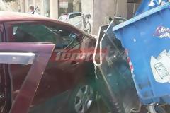Σφοδρή σύγκρουση οχημάτων στην Κορίνθου - Ταξί πετάχτηκε στον αέρα μετά από το τροχαίο και συνέθλιψε σιδερένιο κάδο