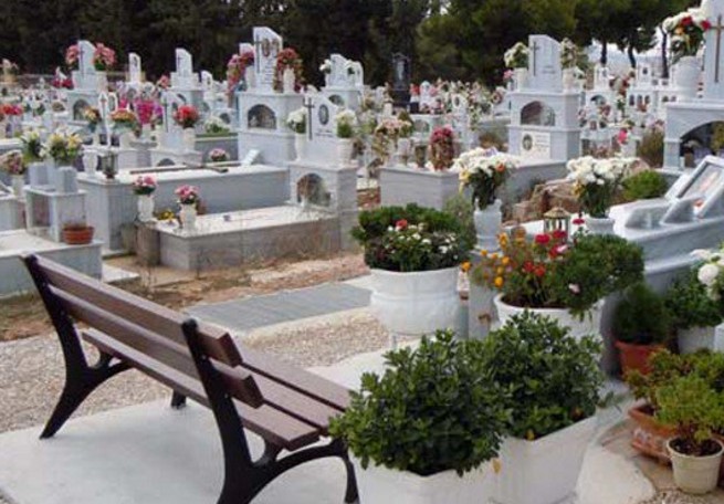 Απίστευτο αυτό που έγινε σε νεκροταφείο στην Κρήτη - Δείτε τις μακάβριες φωτογραφίες - Φωτογραφία 1