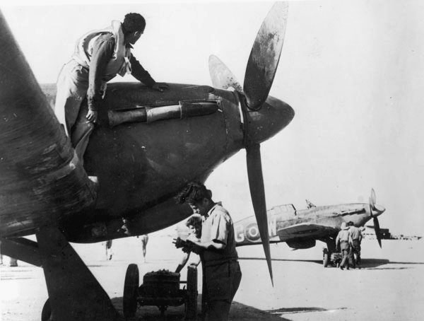 6/9/1943 - Τα Hurricane 336 Μοίρας Διώξεως σφυροκοπούν ιταλικό παρατηρητήριο στην Κρήτη - Φωτογραφία 1
