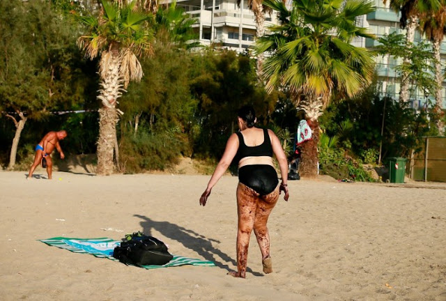 Φωτογραφία - σοκ: Γυναίκα βγαίνει από τη θάλασσα του Παλαιού Φαλήρου καλυμμένη με πίσσα! - Φωτογραφία 3