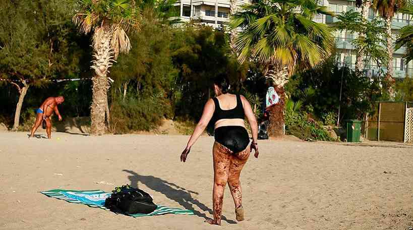 Γυναίκα βγαίνει από τη θάλασσα του Παλαιού Φαλήρου καλυμμένη με πίσσα! (φωτό) - Φωτογραφία 1