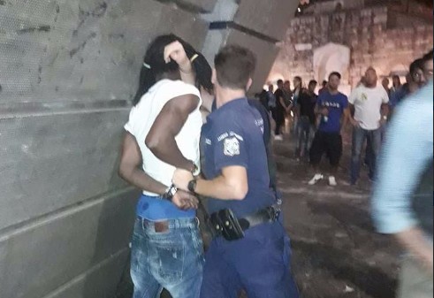 ΚΕΕΡΦΑ: Αστυνομικοί χτύπησαν μετανάστη μουσικό δρόμου στο Μοναστηράκι και μέσα στο Α.Τ. Ομονοίας - Φωτογραφία 1