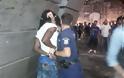 ΚΕΕΡΦΑ: Αστυνομικοί χτύπησαν μετανάστη μουσικό δρόμου στο Μοναστηράκι και μέσα στο Α.Τ. Ομονοίας
