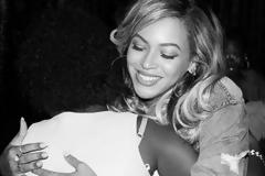 Η Beyoncé με μίνι εφαρμοστή φούστα και χωρίς ίχνος ρετούς