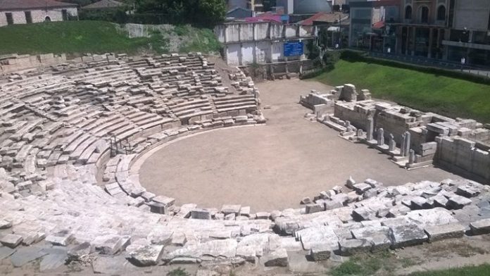 Δεν φαντάζεστε τι… ενθύμιο πήρε μια τουρίστρια από το αρχαίο θέατρο Λάρισας - Φωτογραφία 1