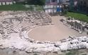 Δεν φαντάζεστε τι… ενθύμιο πήρε μια τουρίστρια από το αρχαίο θέατρο Λάρισας