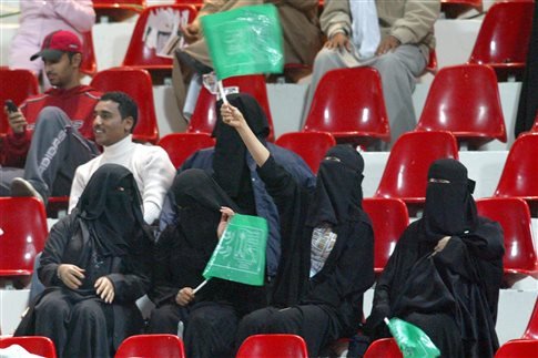 Πρώτη φορά στο γήπεδο οι γυναίκες της Σαουδικής Αραβίας - Φωτογραφία 1