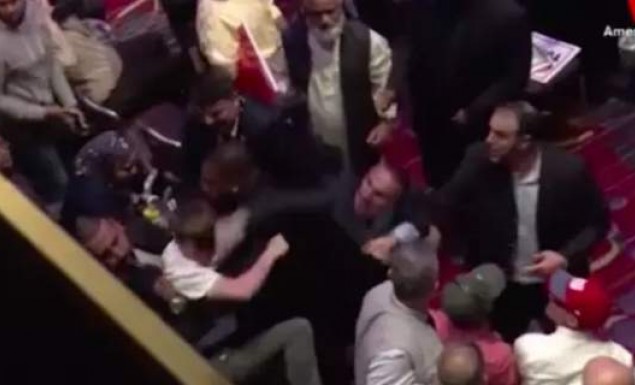 Ξύλο με την φρουρά του Ερντογάν - Χτύπησε διαδηλωτές στη Νέα Υόρκη [Βίντεο] - Φωτογραφία 1