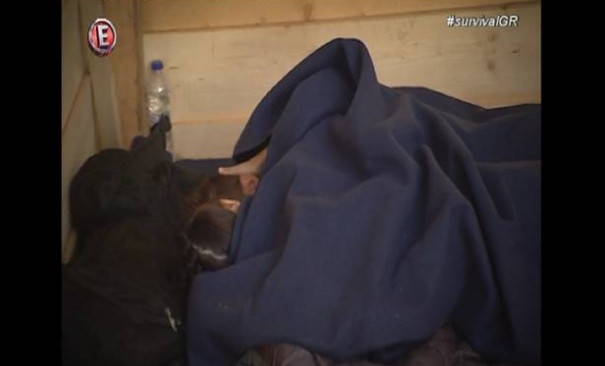 Σάλος στο Survival Secret: Τους τσάκωσαν αγκαλιά κάτω από την κουβέρτα να... [video] - Φωτογραφία 1