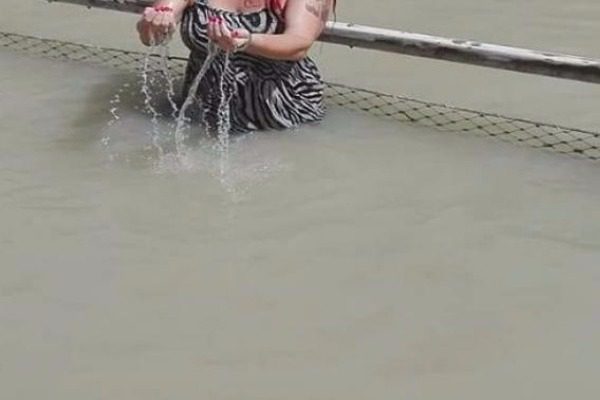 Ελληνίδα τραγουδίστρια πήγε μέχρι τον Ιορδάνη ποταμό για να βαπτιστεί - Φωτογραφία 1