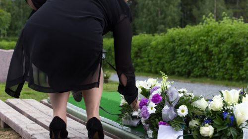Γυναίκα πενθούσε για 14 χρόνια σε κάθε εύκαιρη κηδεία για να τρώει τζάμπα - Φωτογραφία 1