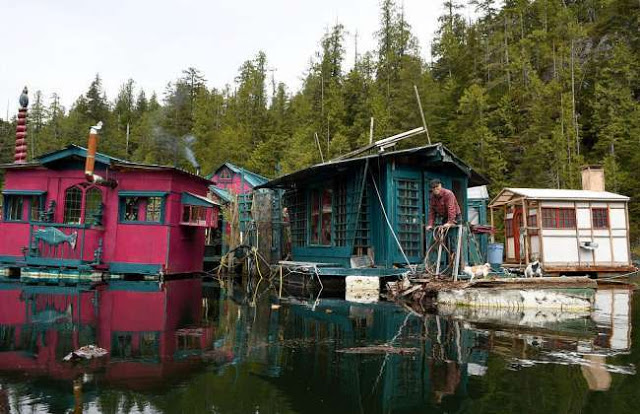 Πέρα από τη φαντασία, στη μέση του πουθενά: Το απίθανο πλωτό σπίτι ενός «landsick» ζευγaριού - Φωτογραφία 4