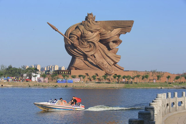 Το κολοσσιαίο άγαλμα του θεοποιημένου στρατηγού Guan Yu στην Κίνα - Φωτογραφία 2
