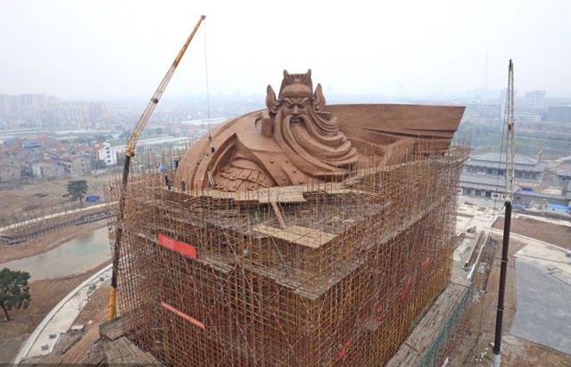 Το κολοσσιαίο άγαλμα του θεοποιημένου στρατηγού Guan Yu στην Κίνα - Φωτογραφία 7