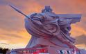 Το κολοσσιαίο άγαλμα του θεοποιημένου στρατηγού Guan Yu στην Κίνα - Φωτογραφία 1