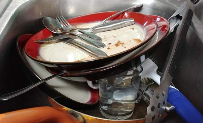 «Άφησα το άπλυτο πιάτο στην κουζίνα, την άλλη μέρα το βρίσκω εκεί, δεν το είχε μαζέψει»! - Φωτογραφία 1