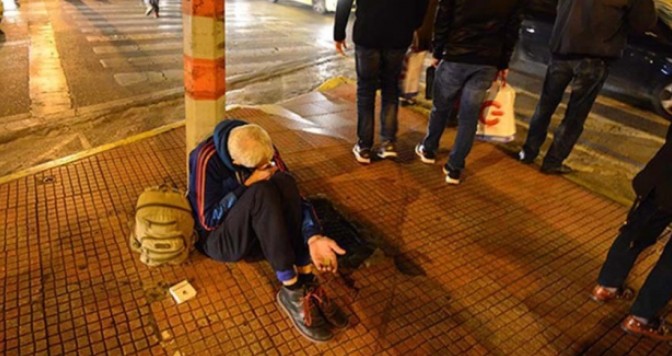 Φoιτήτρια στην Αθήνα είδε τον άστεγο πατέρα της και τον προσπέρασε χωρίς να του μιλήσει γιατι ντράπηκε μπροστά στις φίλες της! - Φωτογραφία 1
