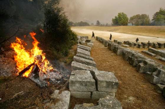 Σε εξέλιξη πυρκαγιά στην Αρχαία Ολυμπία - Φωτογραφία 1